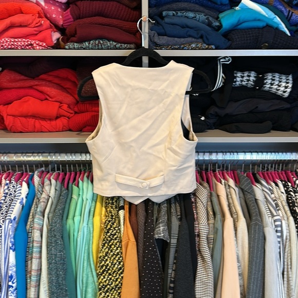 Unbranded cream v neck front button closure vest size S - Picture 3 of 3